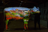 Kolorowe krowy ozdobione przez największych malarzy